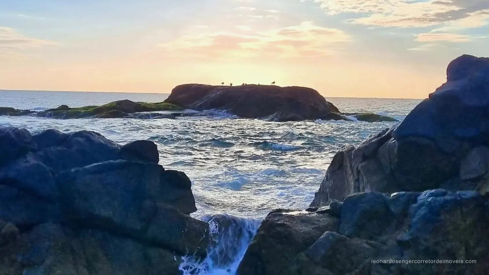 Costão rochoso de Garopaba ao fim da tarde