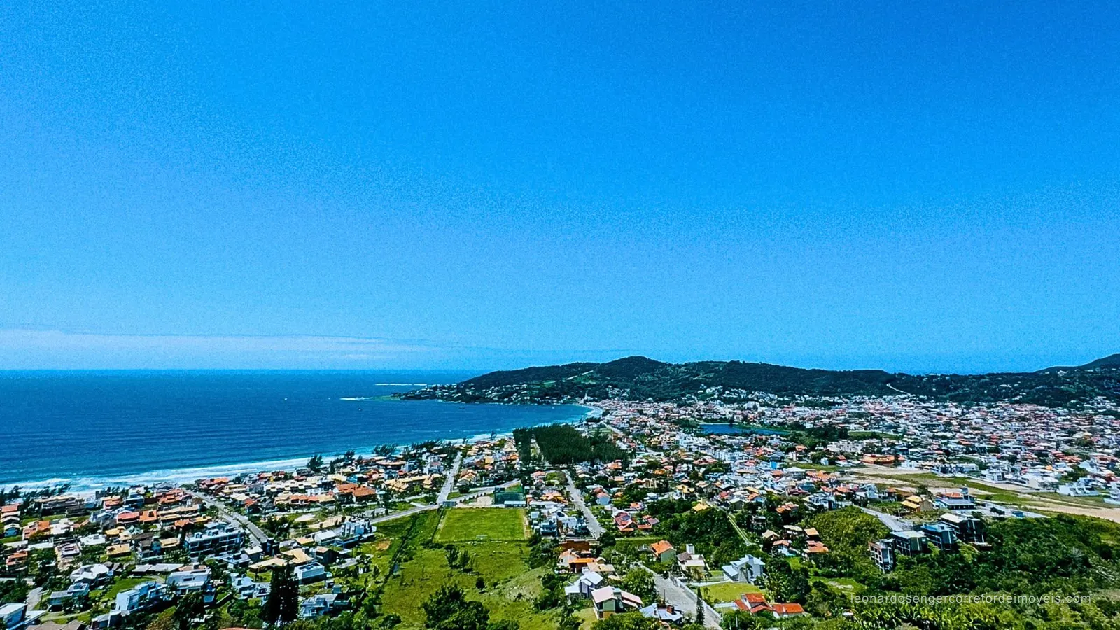 Vista aérea da cidade de Garopaba e da praia central